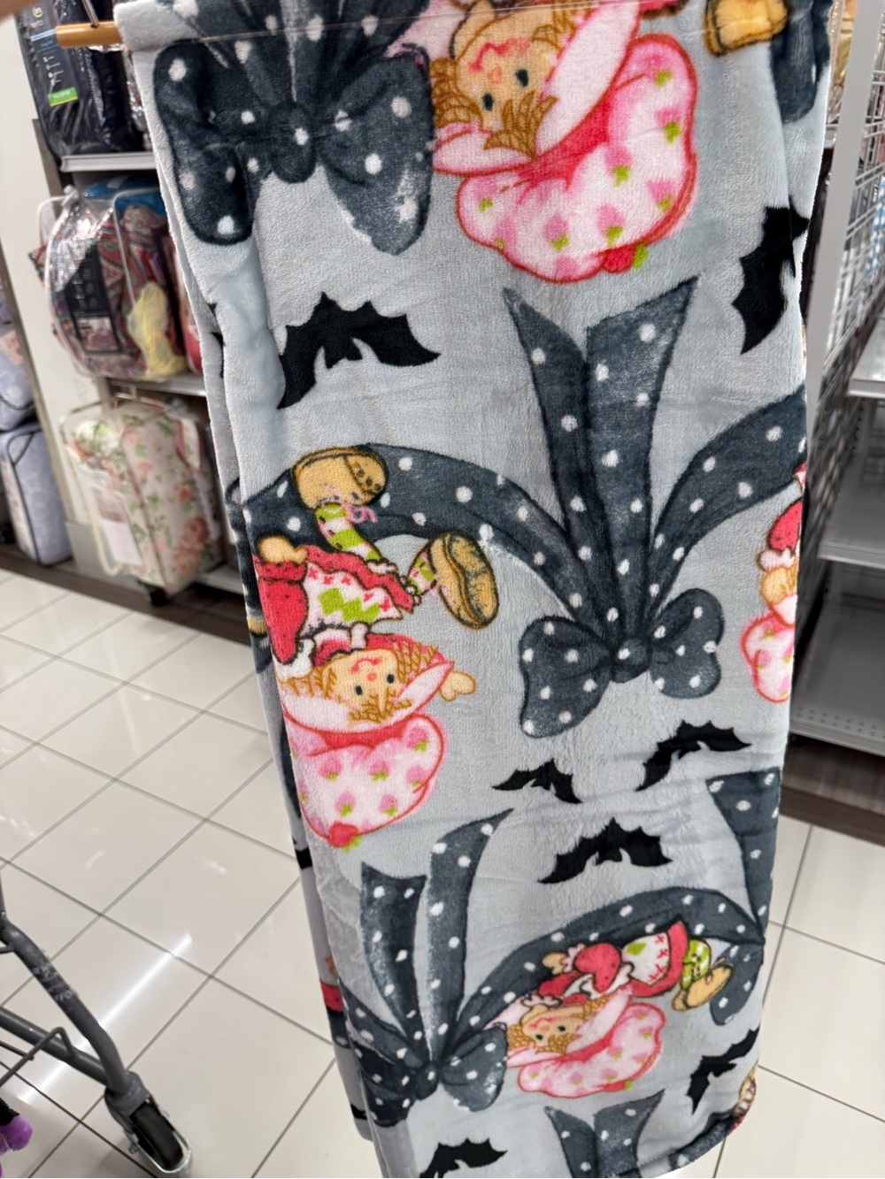 Strawberry Shortcake Halloween Blanket Plush Throw - Picture 2 of 2